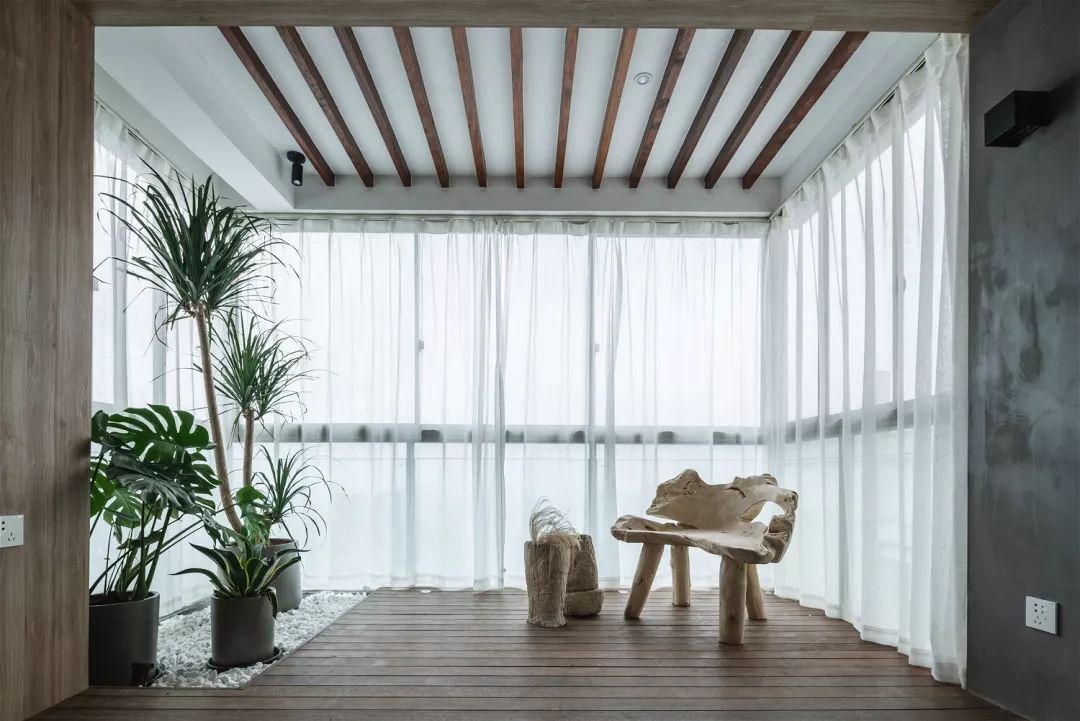 贵阳中天世纪新城152㎡现代极简空间,黑白灰基调+温润原木