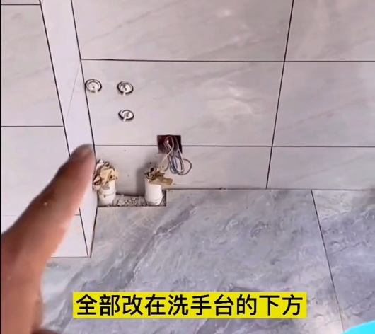 洗衣机的电源上下水，千万不要在洗衣机的后方