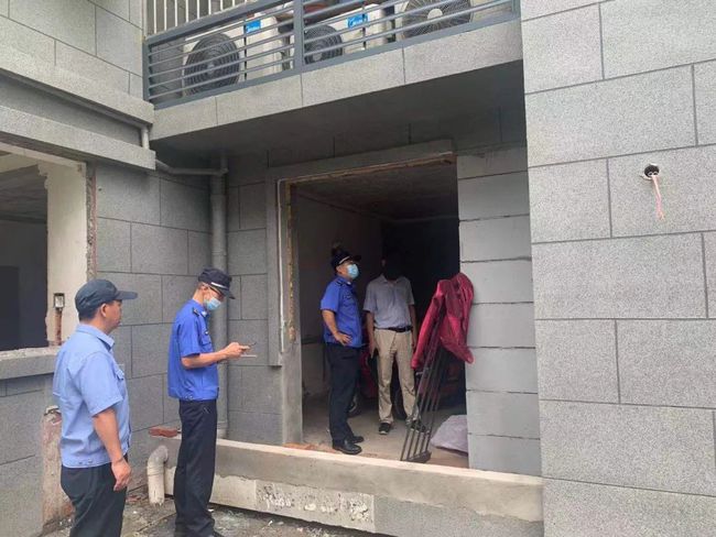 上海松江一业主装修时破窗开门，被责令恢复原貌！